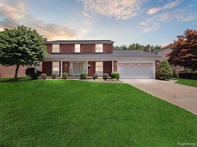 15168 Riverside St Livonia, MI 48154