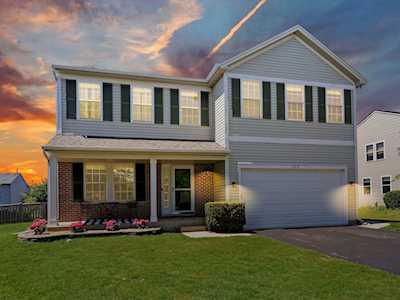 322 Hawthorn Ln Antioch, IL 60002