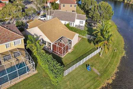 953 Falling Water Rd Weston, FL 33326