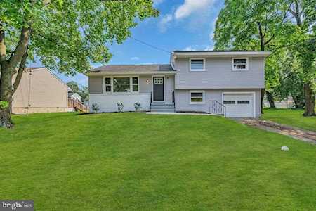 8 Walnut Dr Burlington, NJ 08016