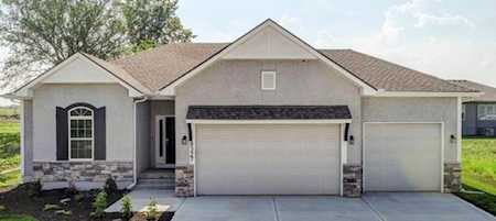 8327 SW 4th St Blue Springs, MO 64014