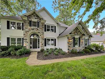 32506 Gurss Rd Avon Lake, OH 44012