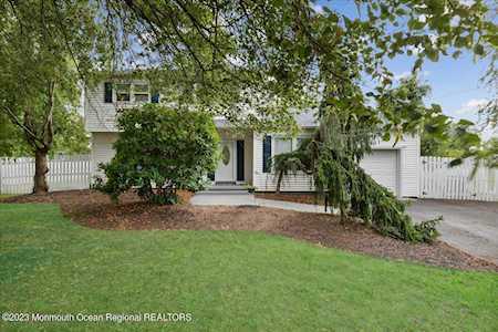 10 Holiday Rd Manalapan, NJ 07726