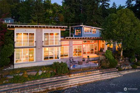 3512 Beach Dr E Port Orchard, WA 98366
