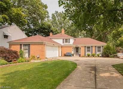 581 Wildbrook Dr Bay Village, OH 44140
