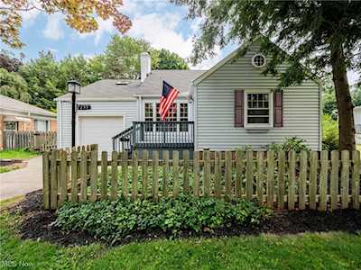 277 Bradley Rd Bay Village, OH 44140