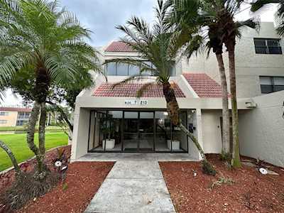 210 Lakeview Drive #102 Weston, FL 33326
