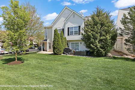27 Saint Paul Ct Tinton Falls, NJ 07712