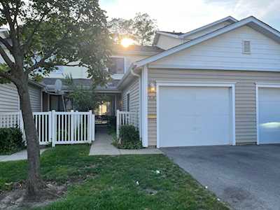 318 Clearwater Ln #318 Schaumburg, IL 60194
