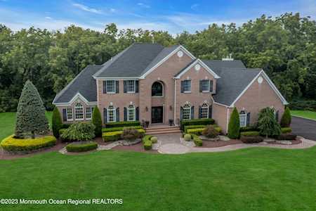 6 Delaney Ct Manalapan, NJ 07726