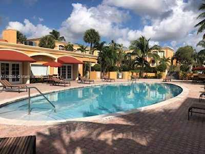 17911 NW 68th Ave #M204 Hialeah, FL 33015