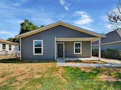 825 E Davis Avenue Fort Worth, TX 76104