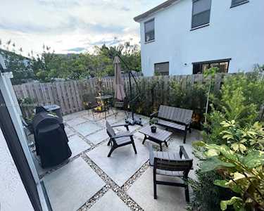 395 NE 212th St Miami, FL 33179