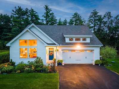 8 Wilson Way Brentwood, NH 03833