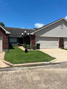 842 W Country Meadows Ln Pearland, TX 77584