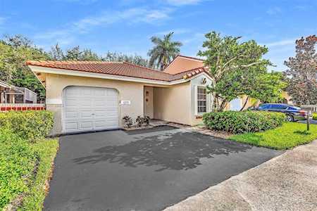 1271 Seagrape Cir Weston, FL 33326