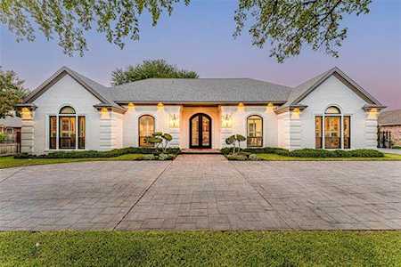 6704 Westbury Court Benbrook, TX 76132