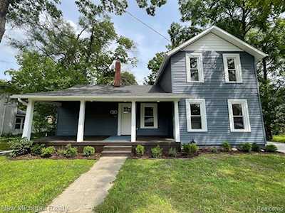 226 N Lemen St Fenton, MI 48430
