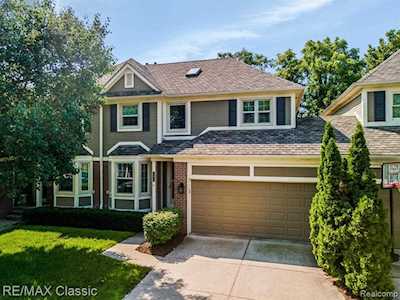 406 Mountainview Dr Northville, MI 48167