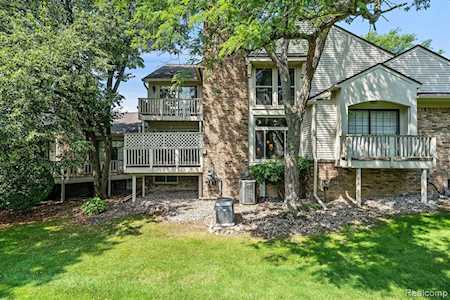 6906 Pebblecreek Woods Dr West Bloomfield Twp, MI 48322