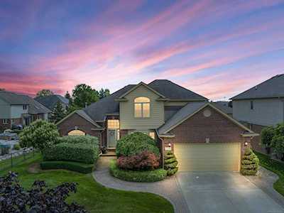 21192 Strawberry Hills Dr Macomb, MI 48044