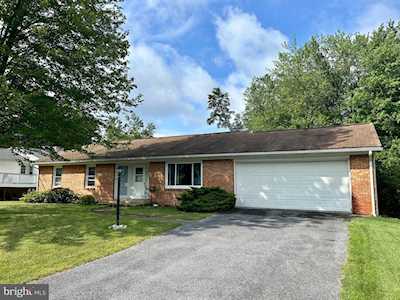 7 Hellam Dr Mechanicsburg, PA 17055