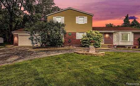 8583 Fairview Ct Washington, MI 48095