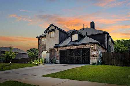904 Royal Court Mansfield, TX 76063