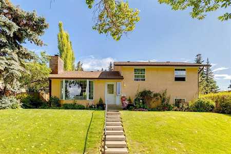 4412 Charleswood Dr NW Calgary, AB T2L 2E4