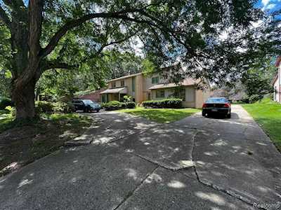 29083 Appleblossom Ln Farmington Hills, MI 48331