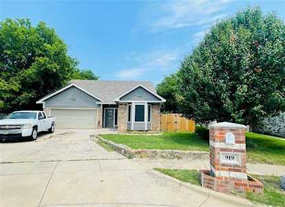 919 Rolling Meadows Drive Arlington, TX 76015