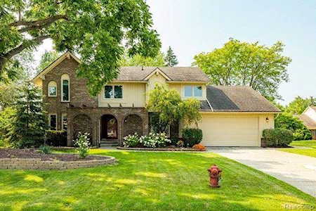 22763 Shadowglen Dr Farmington Hills, MI 48335