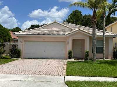 2113 NW 208th Ter Pembroke Pines, FL 33029