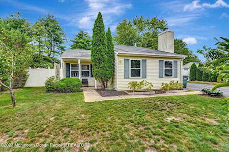 14 Cranberry Dr Tinton Falls, NJ 07753