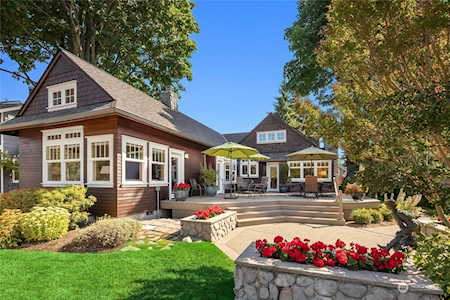 911 Cherry Ave NE Bainbridge Island, WA 98110