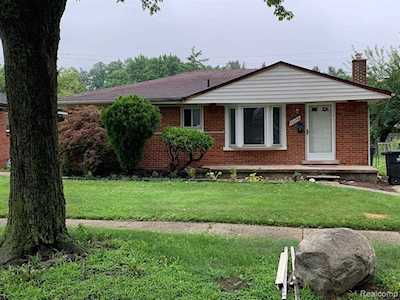 30138 Matthew St Westland, MI 48186