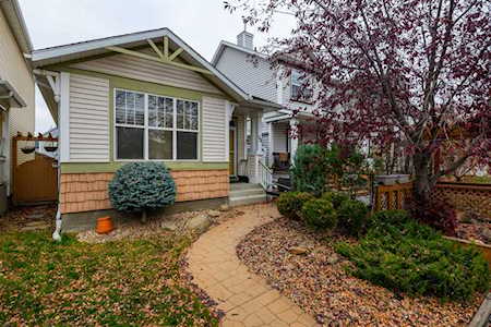 32 Prestwick Ave SE Calgary, AB T2Z 3W8
