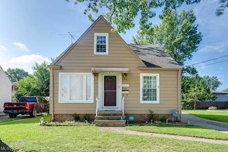 2805 Liggett Dr Parma, OH 44134