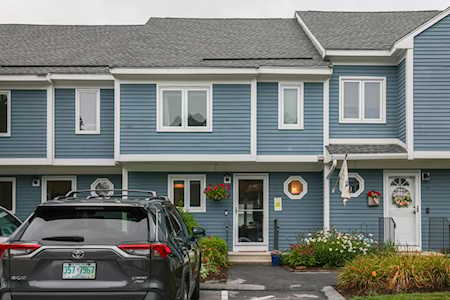 17 Merrimack Dr Merrimack, NH 03054