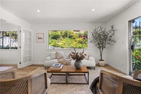 6744 Hillpark Dr #206 Hollywood Hills, CA 90068