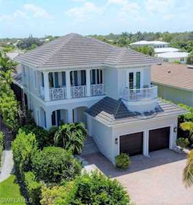 9222 Vanderbilt Dr Naples, FL 34108