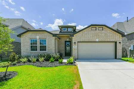1867 Beau Banks Way Alvin, TX 77511