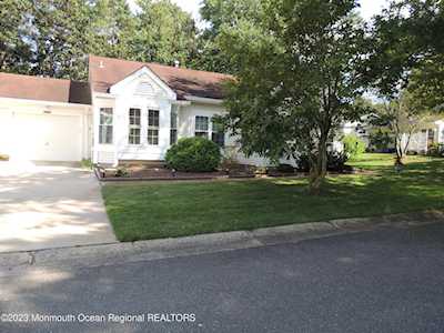 1002B Thornbury Ln #B Manchester, NJ 08759