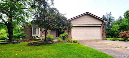 6862 Woodmere Dr Canton Twp, MI 48187