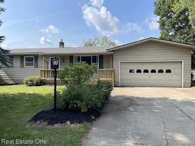 2017 Grange Hall Rd Holly Twp, MI 48430