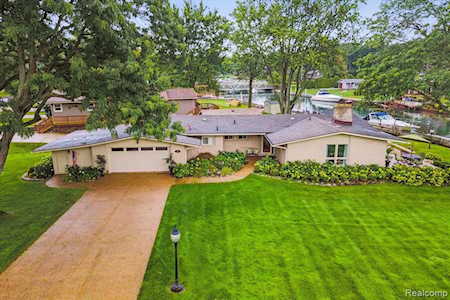 28208 Barbara Ln Grosse Ile Twp, MI 48138