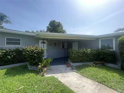 1990 NE 35th St Lighthouse Point, FL 33064