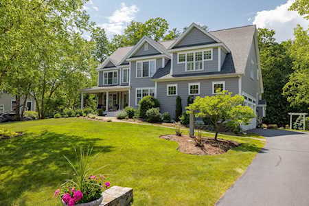 23 Chisholm Farm Dr Stratham, NH 03885