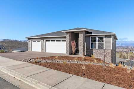 571 La Strada Circle Medford, OR 97504