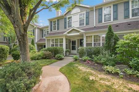 1606 Pondcrest Ln White Plains, NY 10607